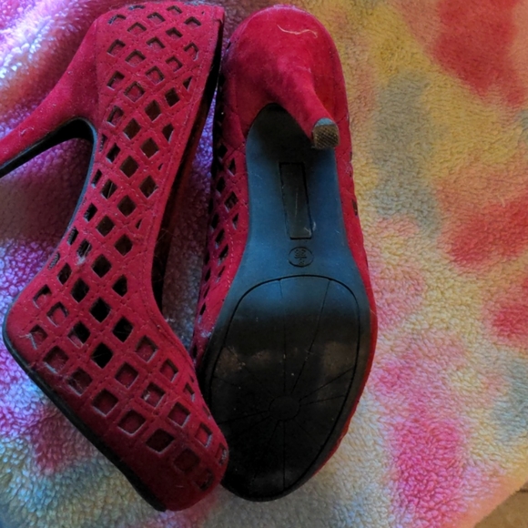 Heels - Picture 3 of 3